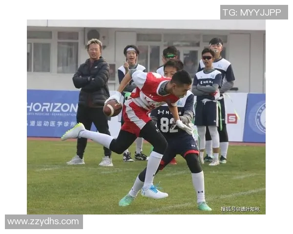 橄榄球与足球明星同框合影展现体育精神与友谊的精彩瞬间