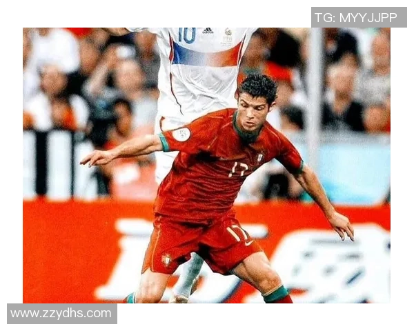 足球明星经典招牌动作重现图集展现足球魅力与技巧的完美结合